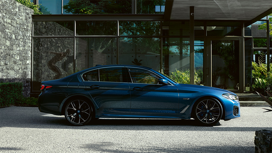 Dış tasarım, BMW 5 Serisi Sedan G30 BMW 5 Serisi Sedan G30 Facelift, Metalik Mavi/Phytonic, park halinde yandan görünüm