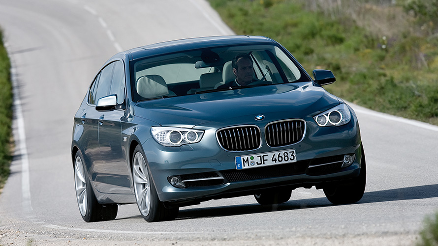 BMW 5 Serisi Gran Turismo (F07), sürüş halinde çapraz önden görünüm BMW 5 Serisi Gran Turismo (F07), sürüş halinde çapraz önden görünüm