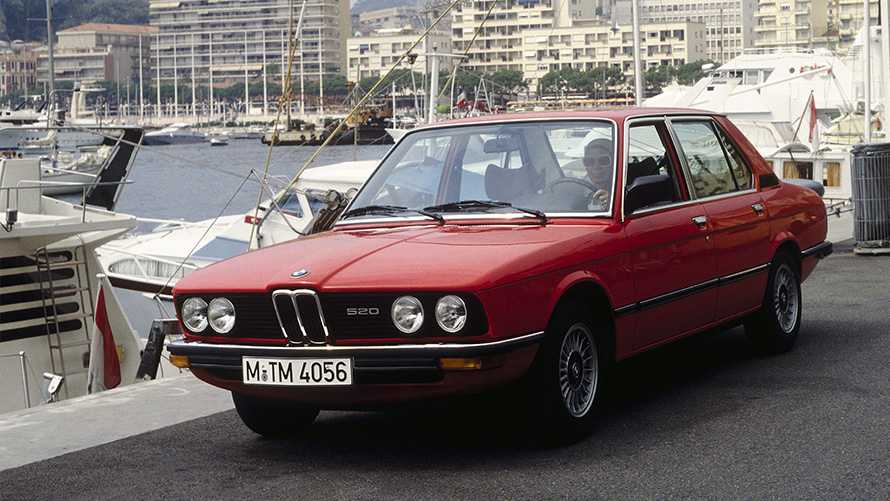 BMW 520 (E12), hareketsiz halde çapraz önden görünüm BMW 520 (E12), hareketsiz halde çapraz önden görünüm