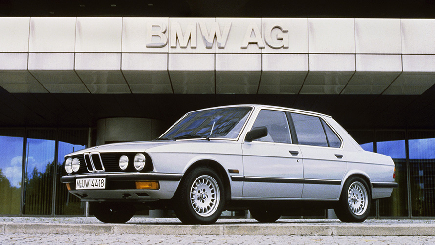 BMW 5 Serisi Sedan (E28), hareketsiz halde çapraz yandan görünüm BMW 5 Serisi Sedan (E28), hareketsiz halde çapraz yandan görünüm