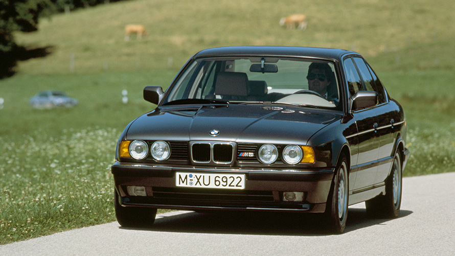 BMW M Sedan (E34), sürüş halinde çapraz önden görünüm BMW M Sedan (E34), sürüş halinde çapraz önden görünüm