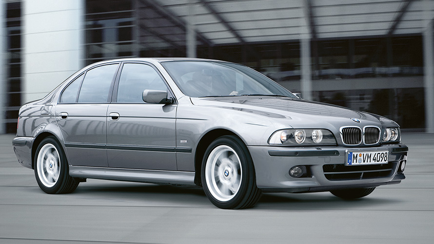 BMW 5 Serisi Sedan (E39), sürüş halinde çapraz yandan görünüm BMW 5 Serisi Sedan (E39), sürüş halinde çapraz yandan görünüm