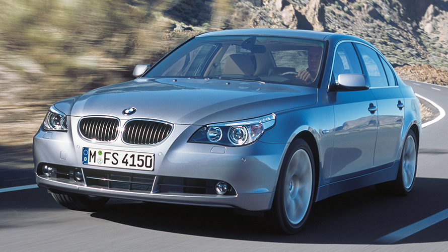 BMW 5 Serisi Sedan (E60), sürüş halinde çapraz önden görünüm BMW 5 Serisi Sedan (E60), sürüş halinde çapraz önden görünüm