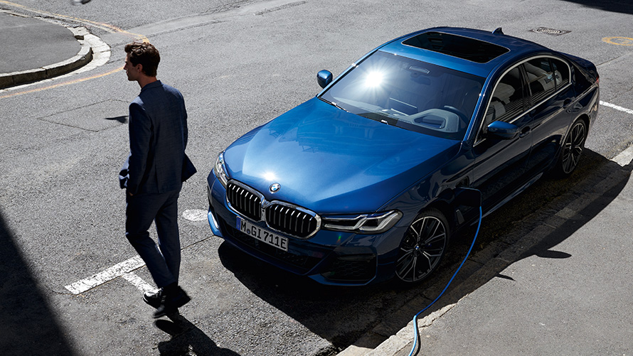 BMW 530e Sedan (G30), şarj sırasında çapraz önden görünüm BMW 530e Sedan (G30), şarj sırasında çapraz önden görünüm