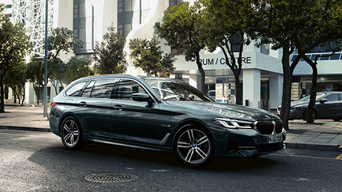 BMW 5 Series Touring (G31) three-quarter side view BMW 5 Series Touring (G31) three-quarter side view standing