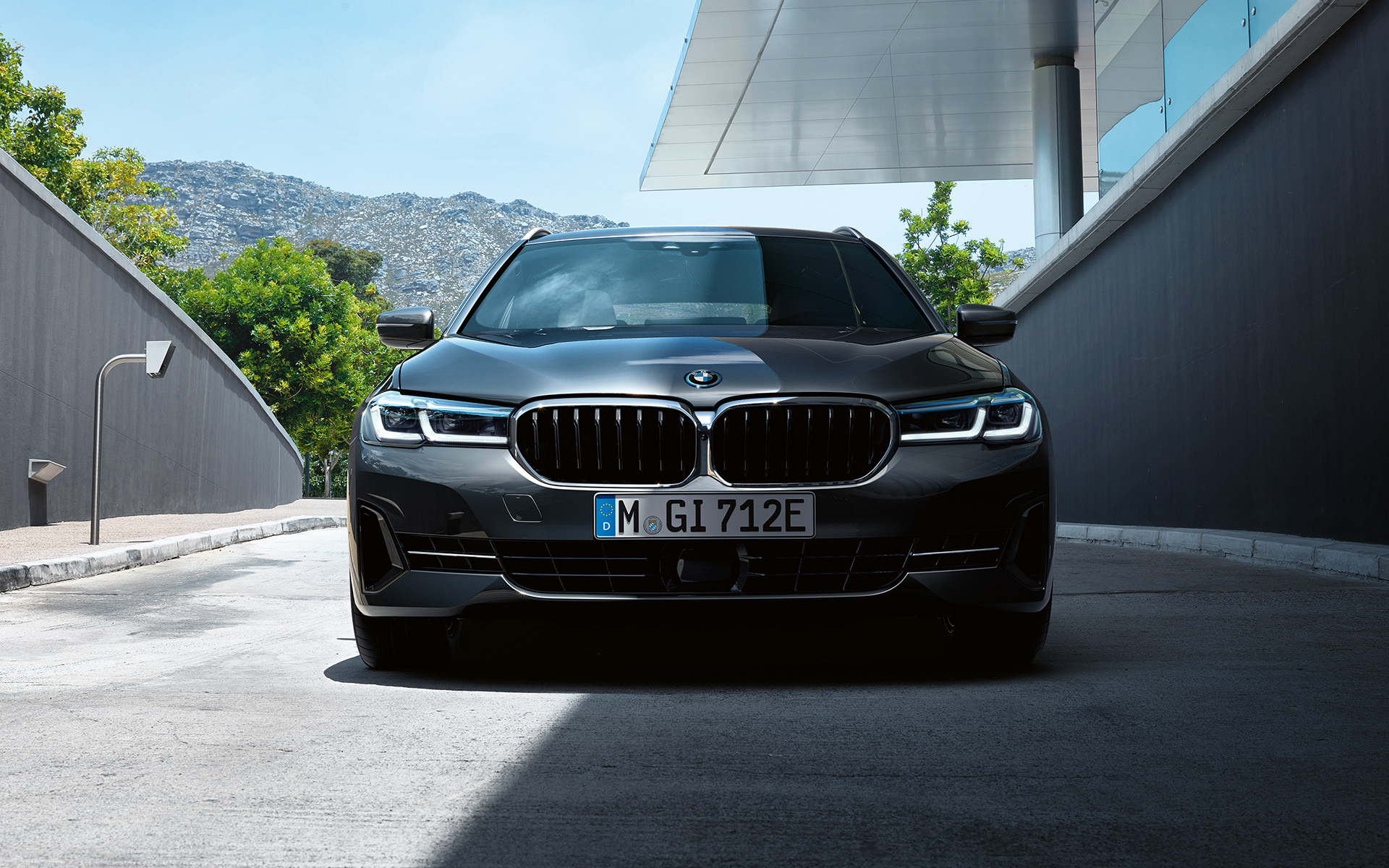 BMW Böbrek Izgaraları ve ön rüzgarlık, BMW 5 Serisi Touring G31 LCI BMW Böbrek Izgaraları ve ön rüzgarlık, BMW 5 Serisi Touring G31, Metalik Gri/Sophisto, önden görünüm