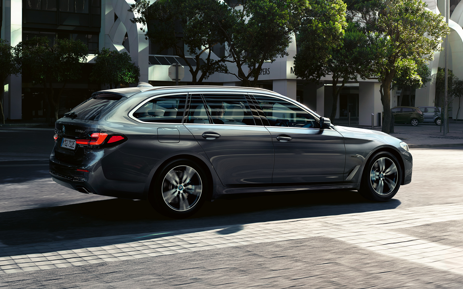 BMW 5 Serisi Touring G31 LCI\ yan çaprazdan görünüm BMW 5 Serisi Touring G31, Metalik Gri/Sophisto, yan çaprazdan görünüm