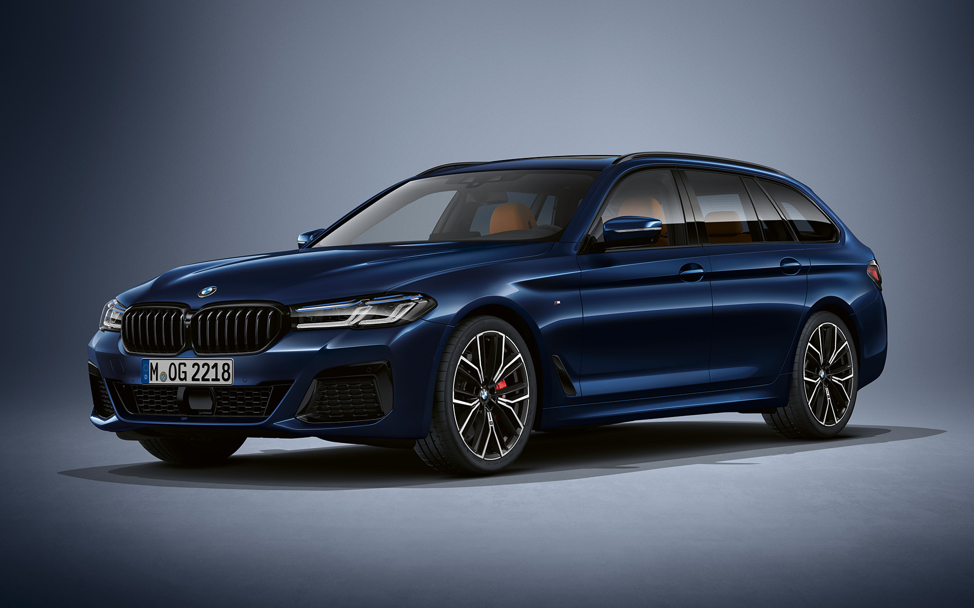 BMW 5 Serisi Touring G31 LCI, BMW Individual Metalik Mavi/Tanzatine gövde rengi BMW 5 Serisi Touring Individual G31, BMW Individual Metalik Mavi/Tanzatine gövde rengi, hareketsiz haldeyken ön çaprazdan görünüm
