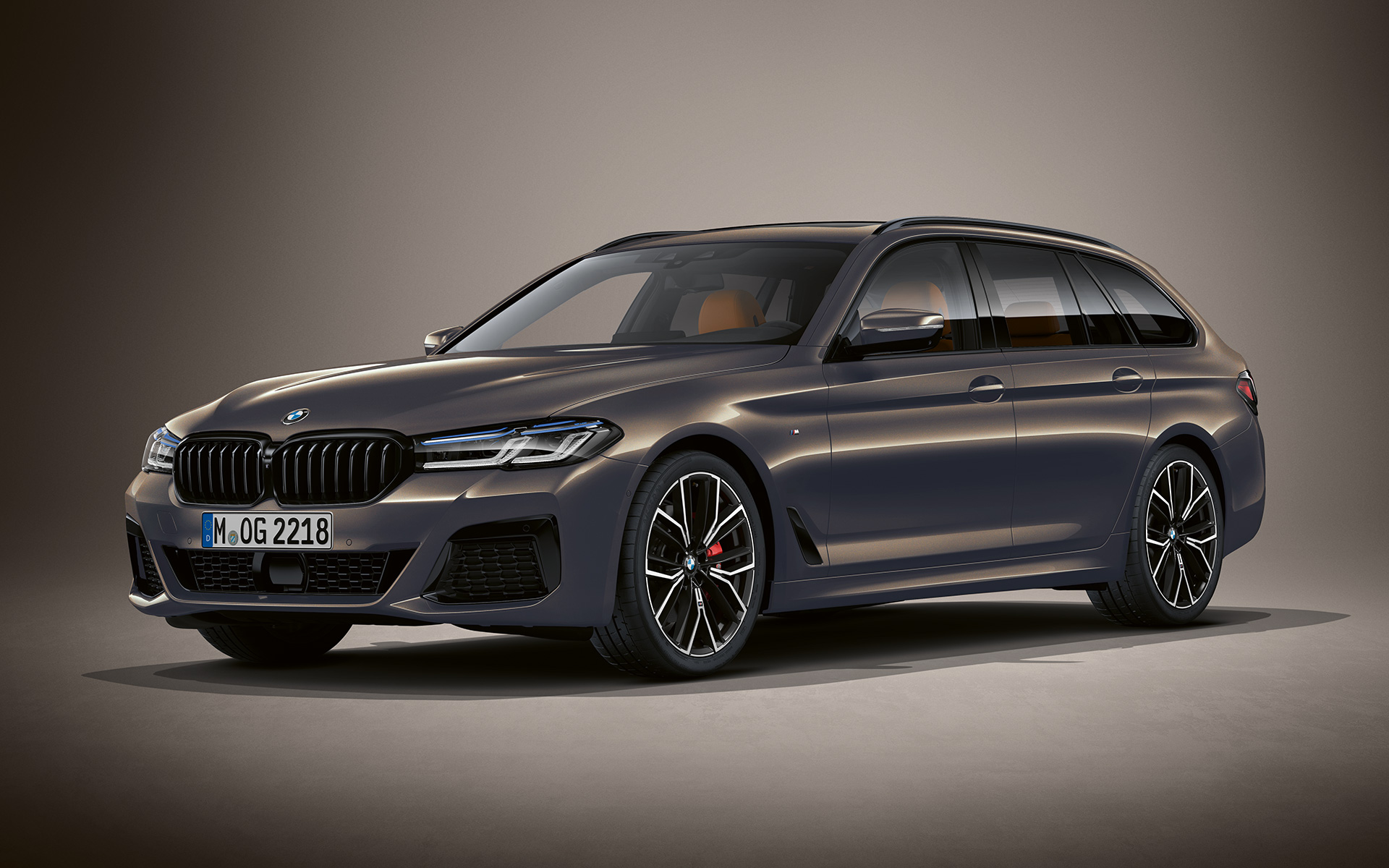 BMW 5 Serisi Touring G31 LCI, BMW Individual Metalik Gri/Alvite gövde rengi BMW 5 Serisi Touring Individual G31, BMW Individual Metalik Gri/Alvite gövde rengi, hareketsiz halde ön çaprazdan görünüm