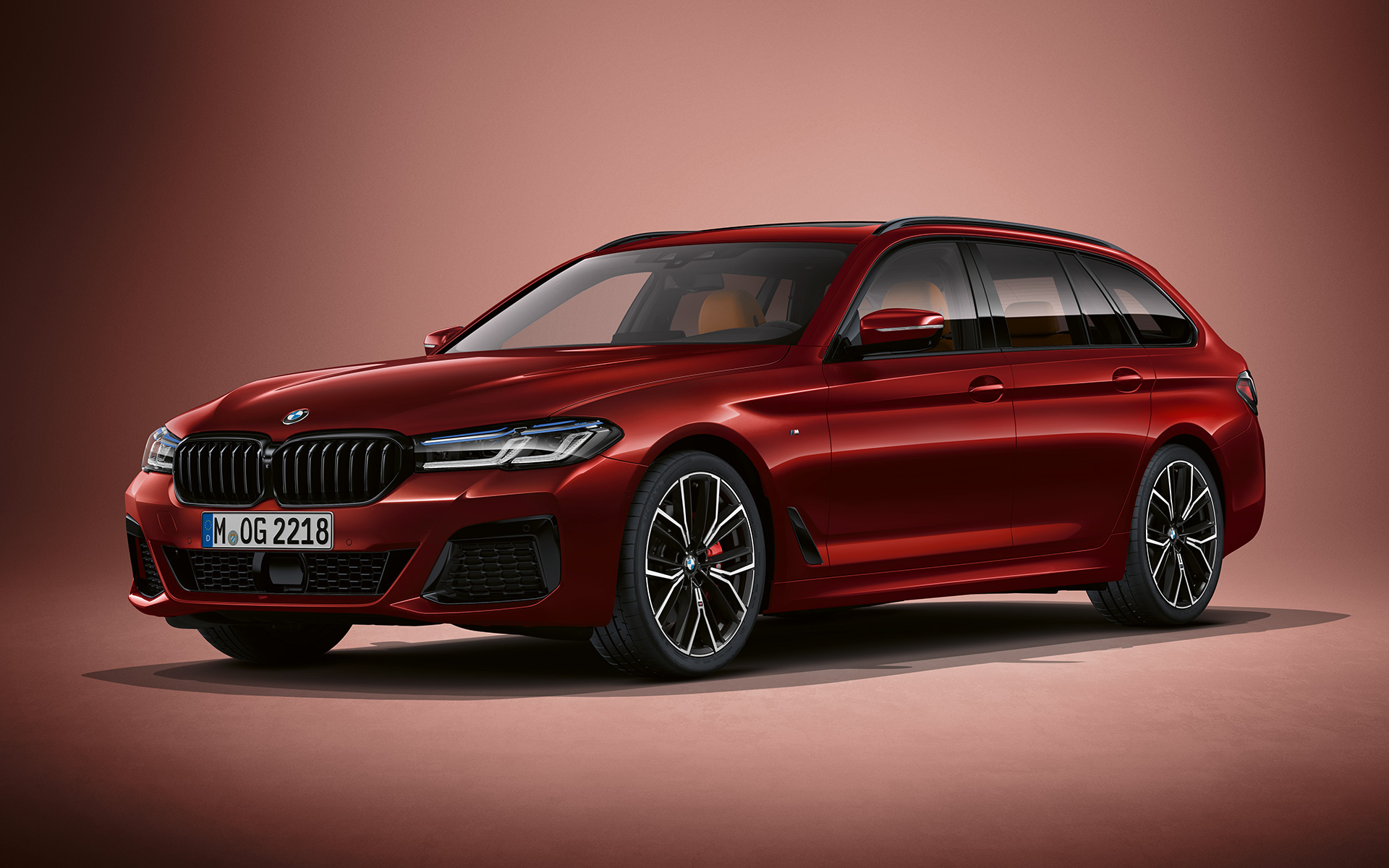 BMW 5 Serisi Touring G31 LCI, BMW Individual Metalik Kırmızı/Aventurine gövde rengi BMW 5 Serisi Touring Individual G31, BMW Individual Metalik Kırmızı/Aventurine gövde rengi, hareketsiz halde ön çaprazdan görünüm
