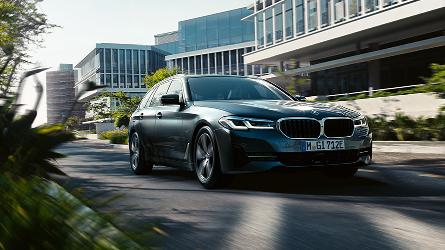 BMW 5 Serisi Touring G31 LCI, dış tasarım BMW 5 Serisi Touring G31 530e PHEV, Metalik Gri/Sophisto, bir köy yolunda sürüş halindeyken