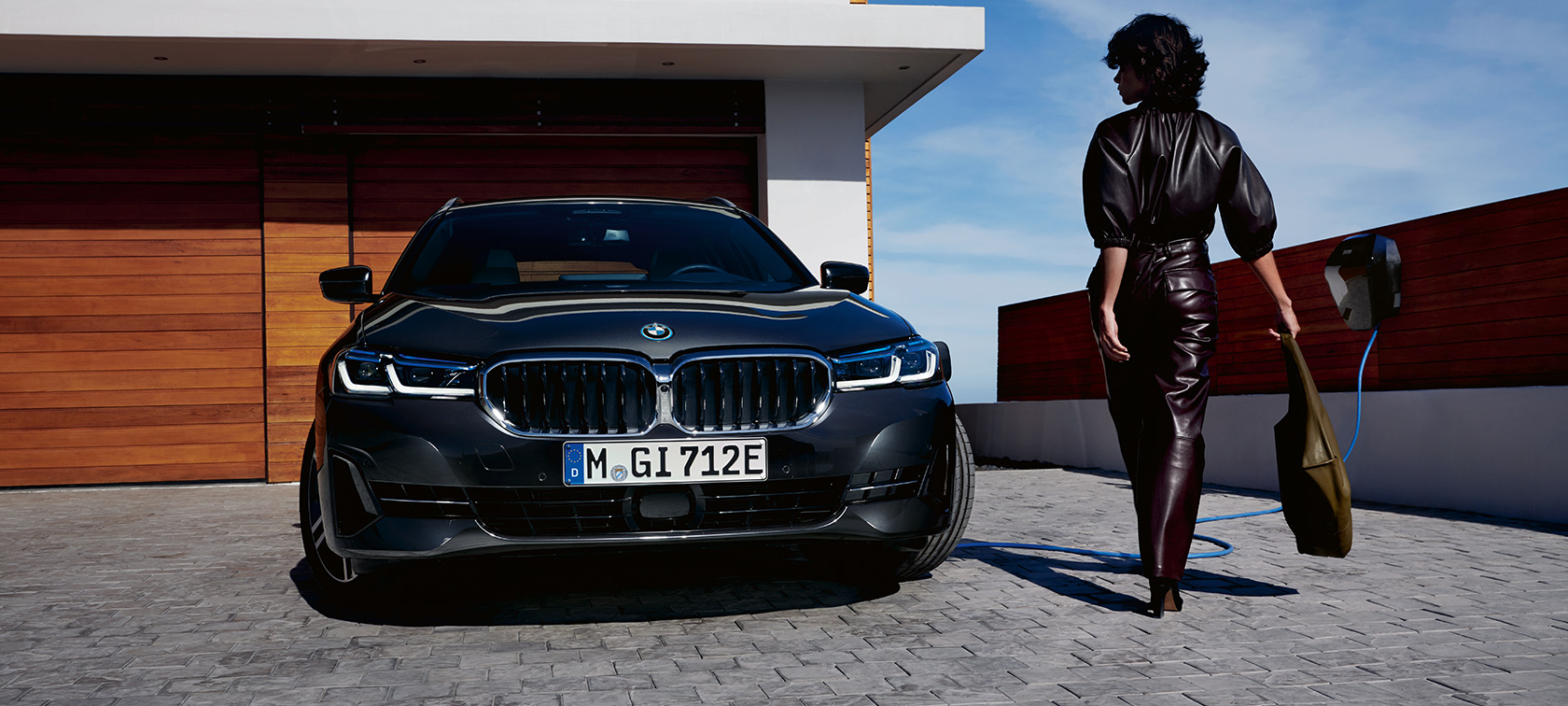 Plug-in hybrid, BMW 5 Serisi Touring G31 LCI, şarj sırasında önden görünüm Plug-in hybrid, BMW 5 Serisi Touring G31 LCI, bir modelle birlikte şarj sırasında önden görünüm