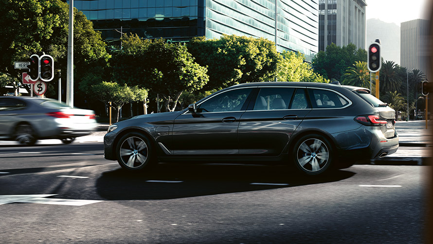 BMW 530e Touring G31 LCI, Metalik Gri/Sophisto, şehir trafiğinde sürüş esnasında BMW 530e Touring G31 LCI, Metalik Gri/Sophisto, şehir trafiğinde sürüş esnasında