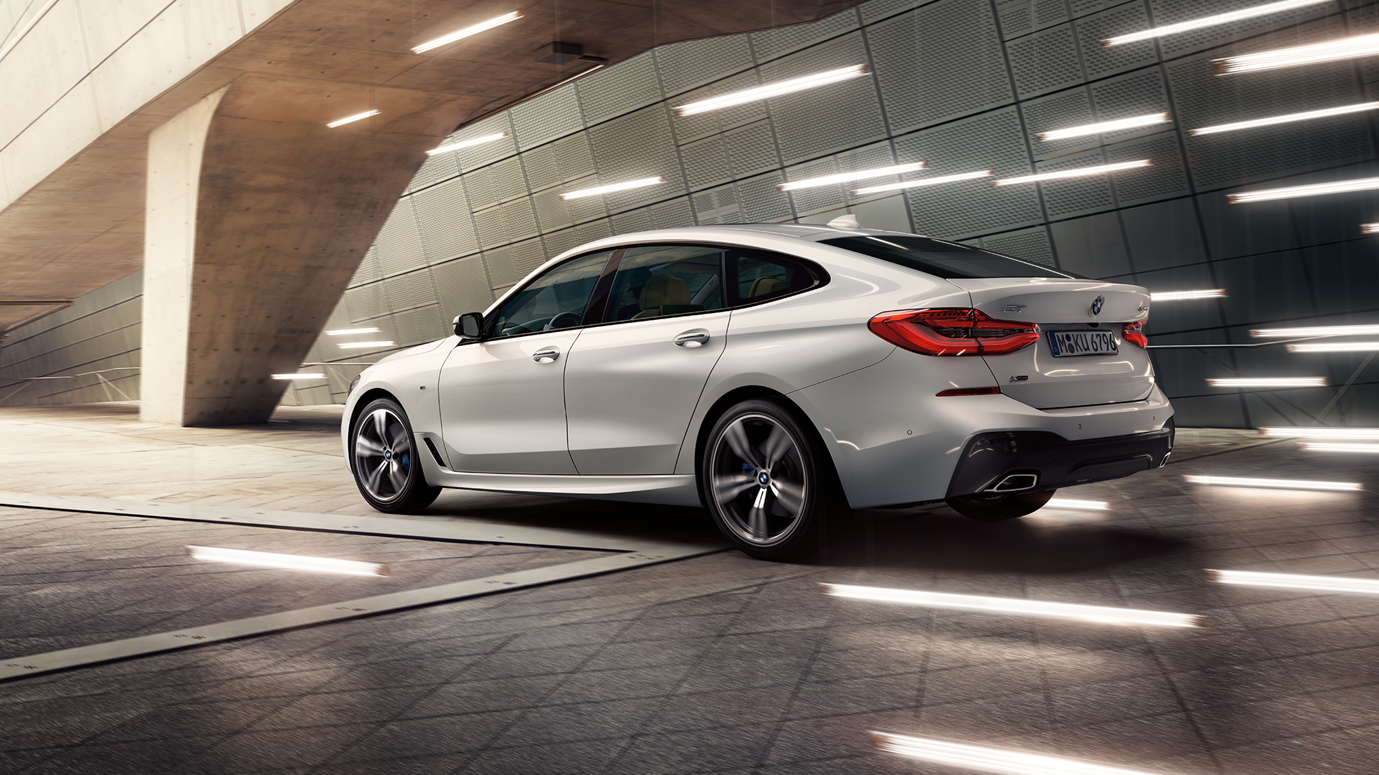 BMW 6 Serisi Gran Turismo G32, arka yandan görünüm BMW 6 Serisi Gran Turismo G32 2017 Metalik Beyaz/Mineral, arka yandan görünüm