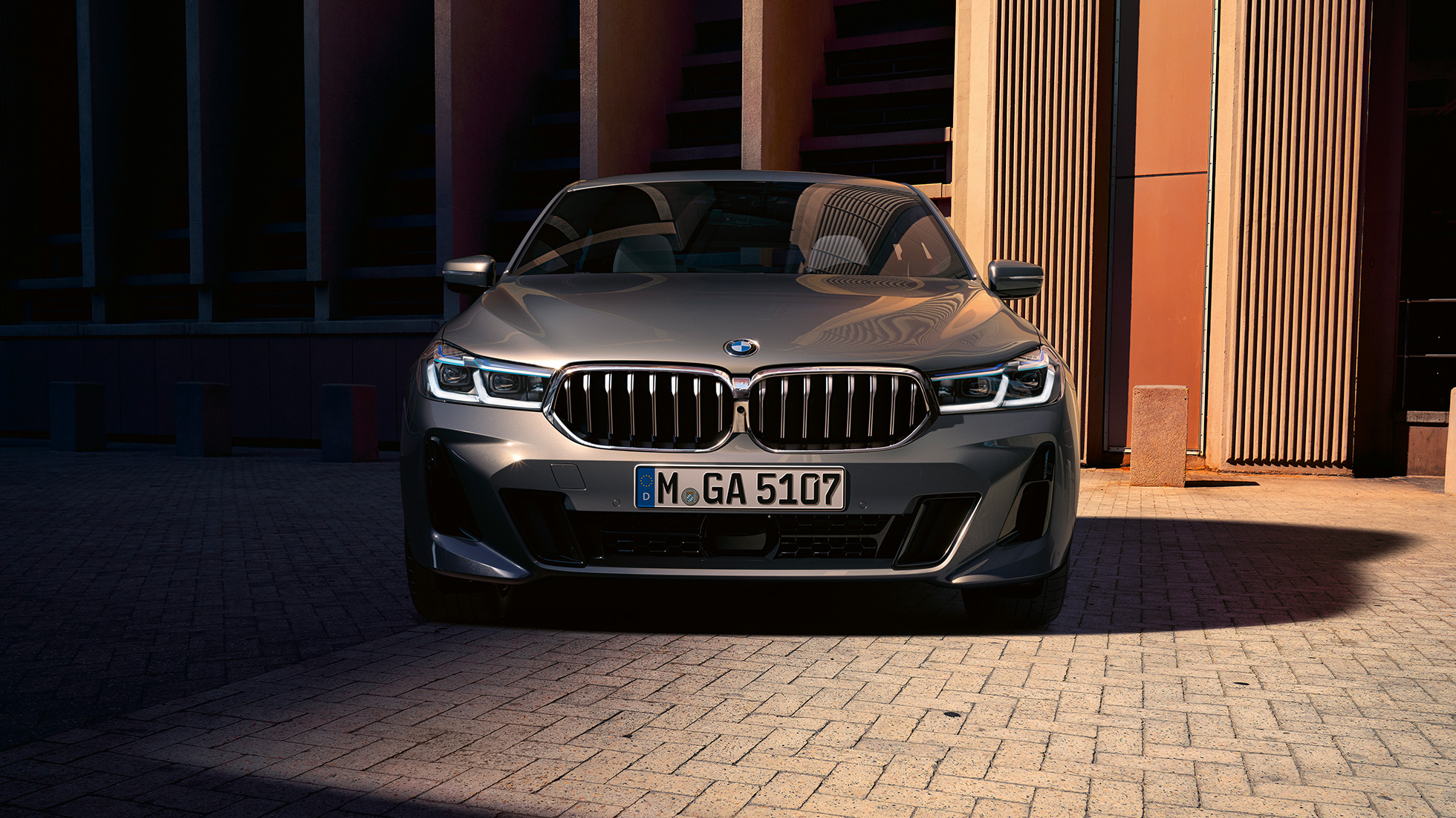 Ön kısım BMW 6 Serisi Gran Turismo G32 2020 Ön tasarım BMW 6 Serisi Gran Turismo 640i xDrive G32 Metalik Gri/Bernina önden görünüm