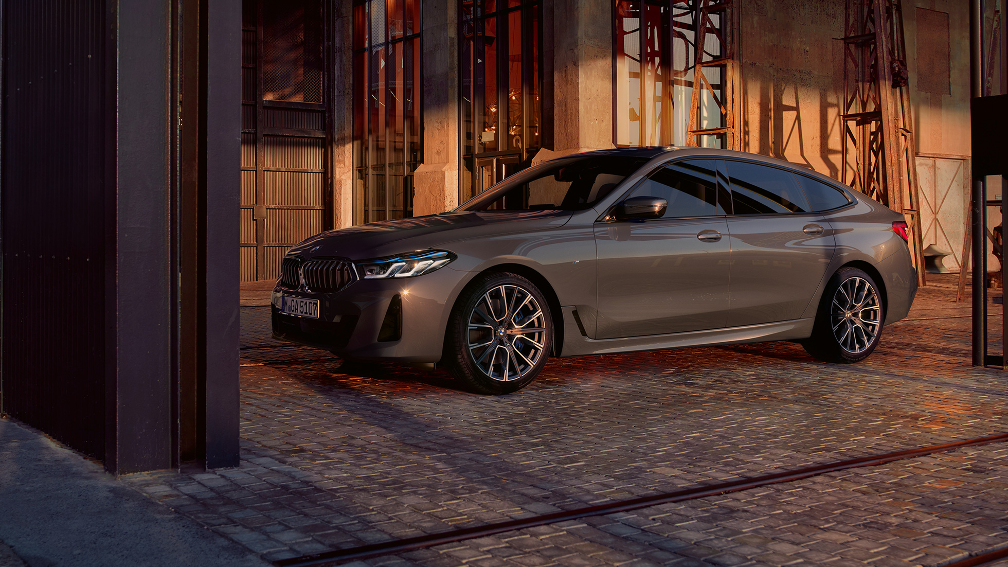 Siluet BMW 6 Serisi Gran Turismo G32 2020 BMW 6 Serisi Gran Turismo 640i xDrive G32 Metalik Gri/Bernina yandan görünüm