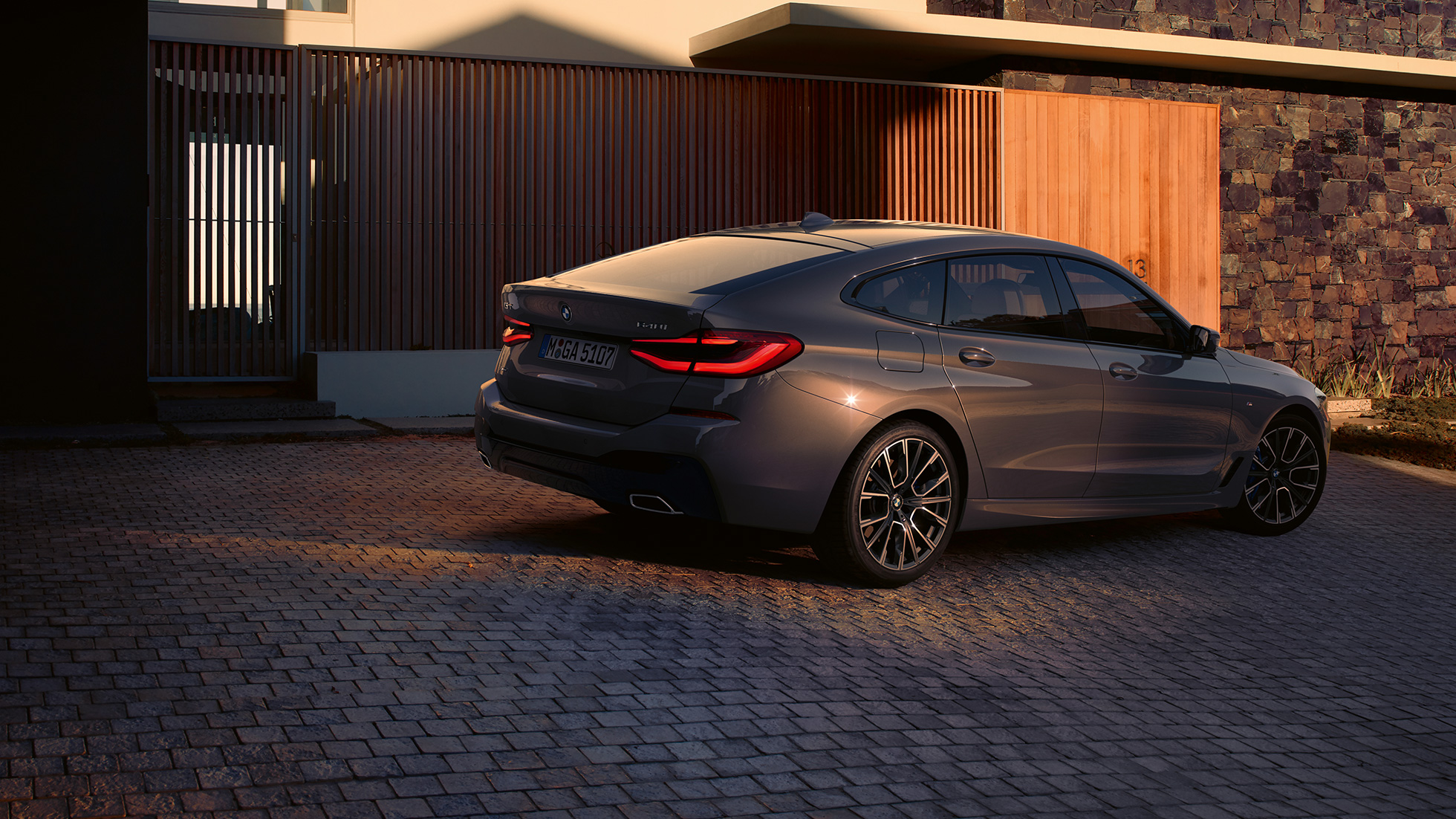 Arka tasarım BMW 6 Serisi Gran Turismo G32 2020 Arka tasarım BMW 6 Serisi Gran Turismo 640i xDrive G32 Metalik Gri/Bernina yandan görünüm