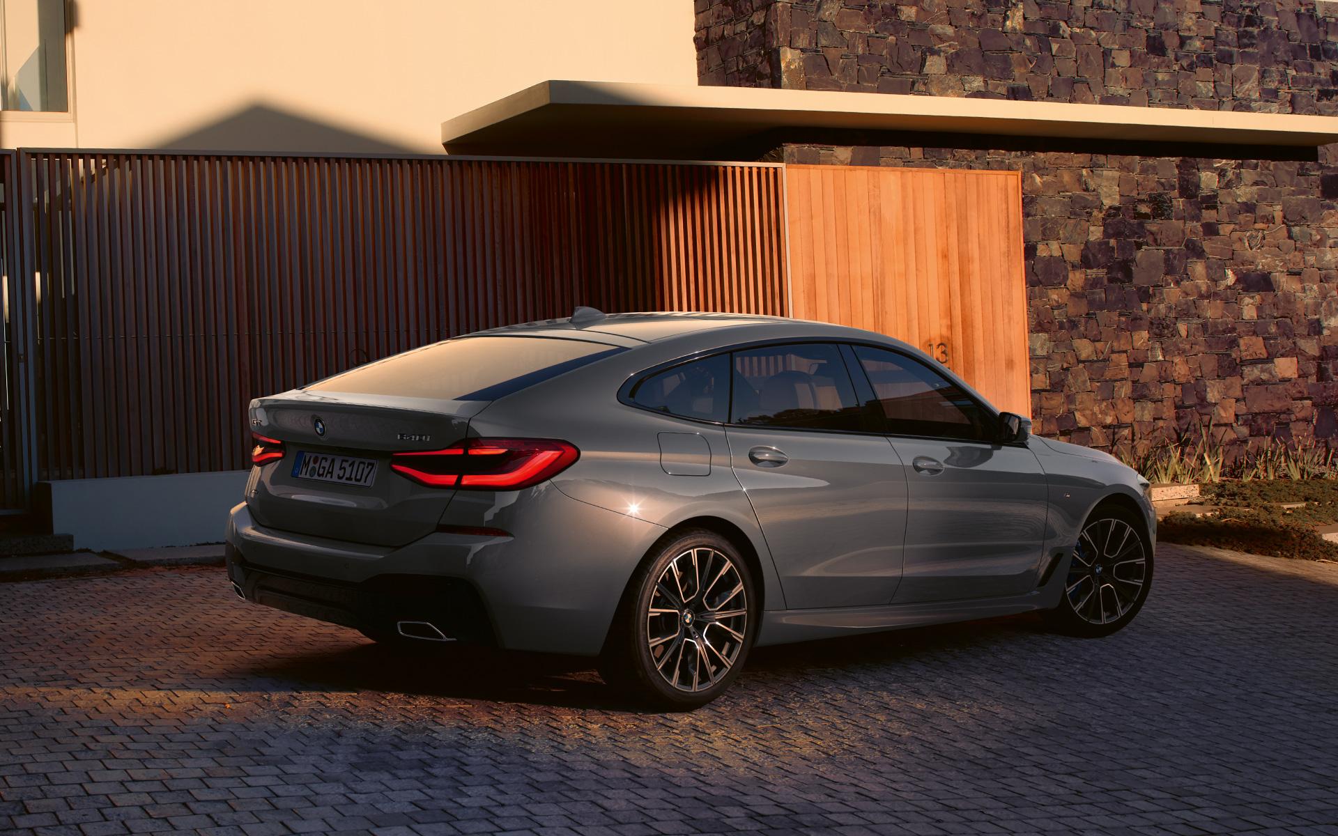 Arka tasarım, BMW 6 Serisi Gran Turismo G32 Arka tasarım, BMW 6 Serisi Gran Turismo 640i xDrive G32, Metalik Gri/Bernina, yandan görünüm