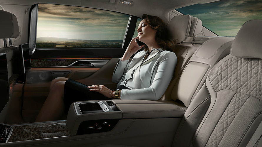 BMW 7 Serisi - Arka lüks koltukta ferah ve konforlu yolculuk BMW 7 Serisi - Arka lüks koltukta ferah ve konforlu yolculuk