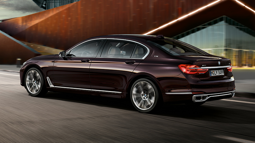 BMW 7 Serisi hareket halinde - yan görünüm BMW 7 Serisi hareket halinde - yan görünüm