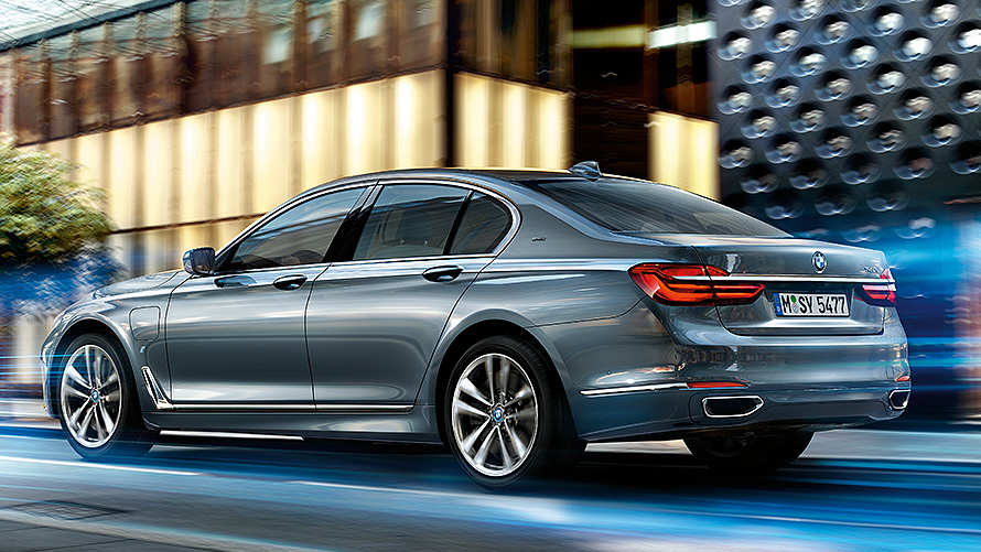 Gri BMW 7 Serisi hareket halinde - yan görünüm Gri BMW 7 Serisi hareket halinde - yan görünüm