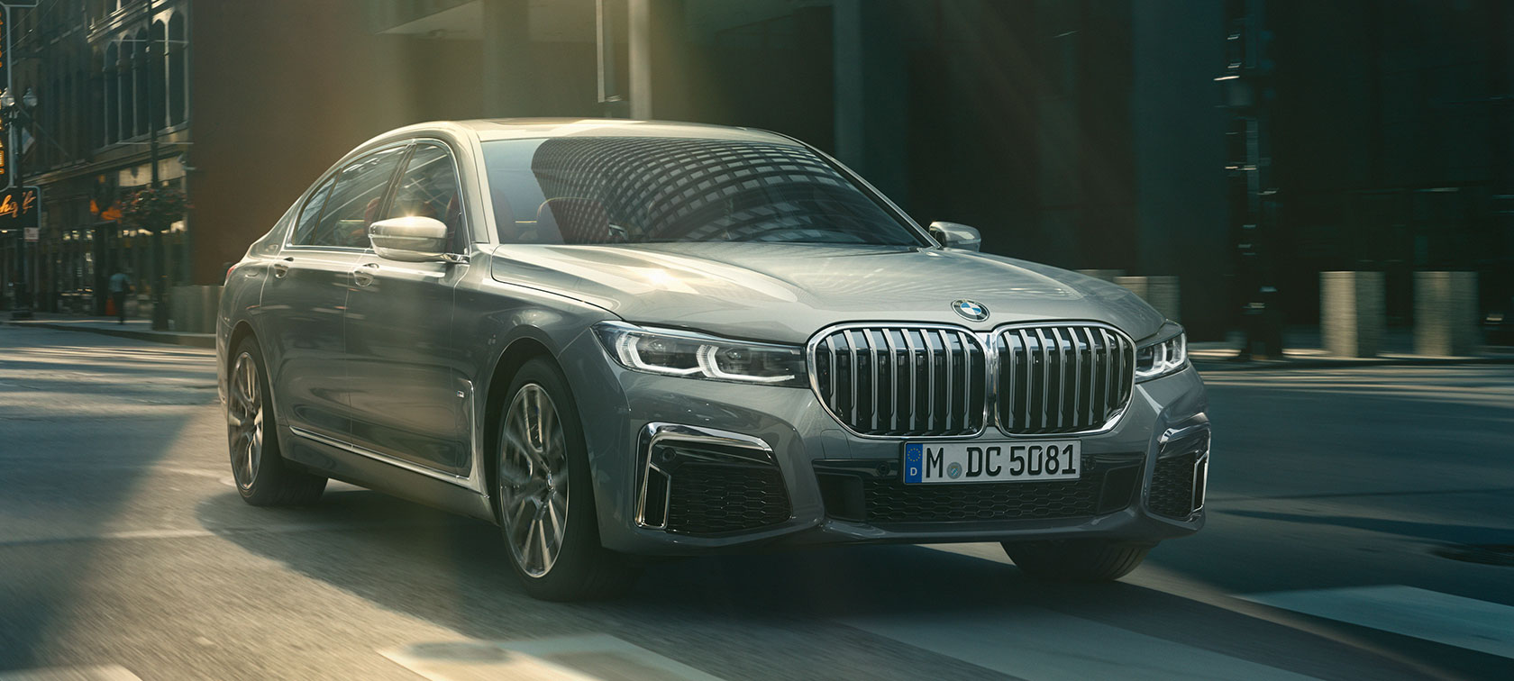 Metalik Gri BMW 7 Serisi Sedan, önden görünüm Metalik Gri BMW 7 Serisi Sedan, şehir içinde hareket halinde, önden görünüm