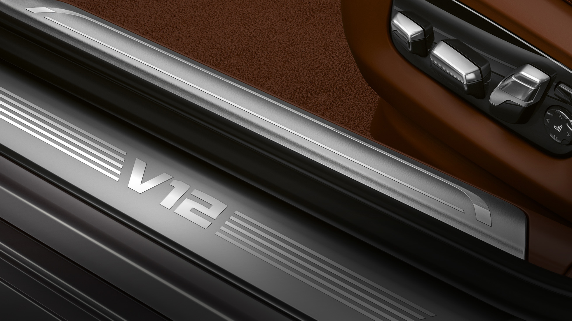 V12 yazısı ile BMW kapı eşik kaplamaları BMW M760Li xDrive: V12 yazısı ile kapı eşik kaplamalarının yakın çekimi