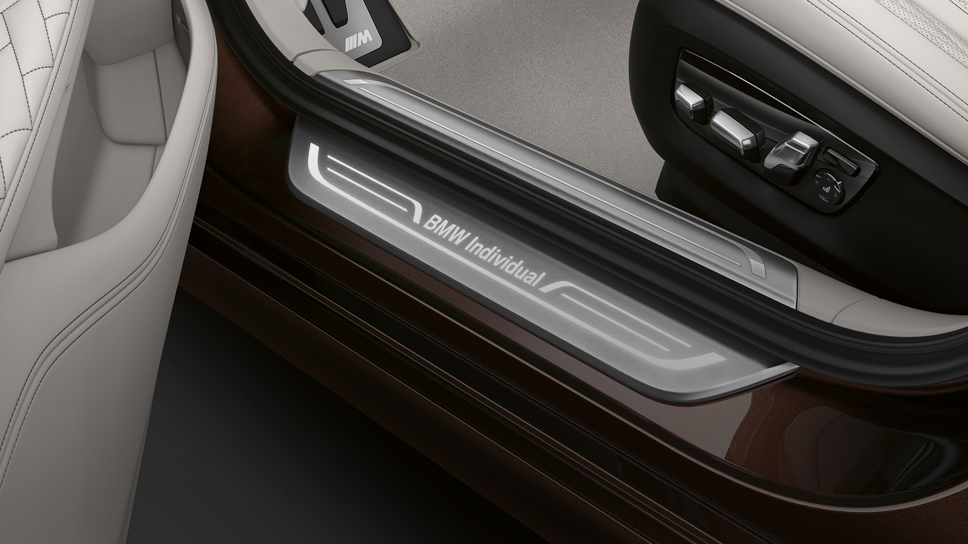 BMW Individual 7 Serisi Sedan kapı eşik kaplamaları BMW 7 Serisi Sedan: BMW Individual yazısı ile kapı eşik kaplamaları