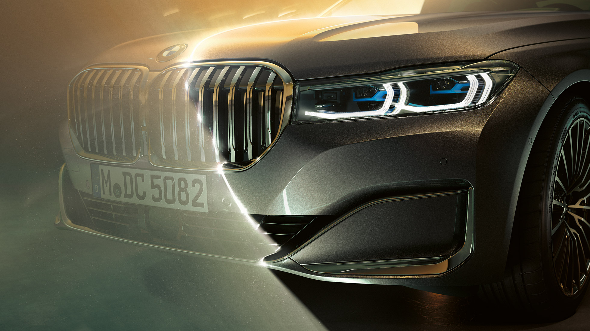 BMW 7 Serisi Sedan Böbrek Izgaraları ve laserlight BMW 7 Serisi Sedan: Böbrek Izgaraları ve Laserlight ile ön tasarımın yakın plan görüntüsü