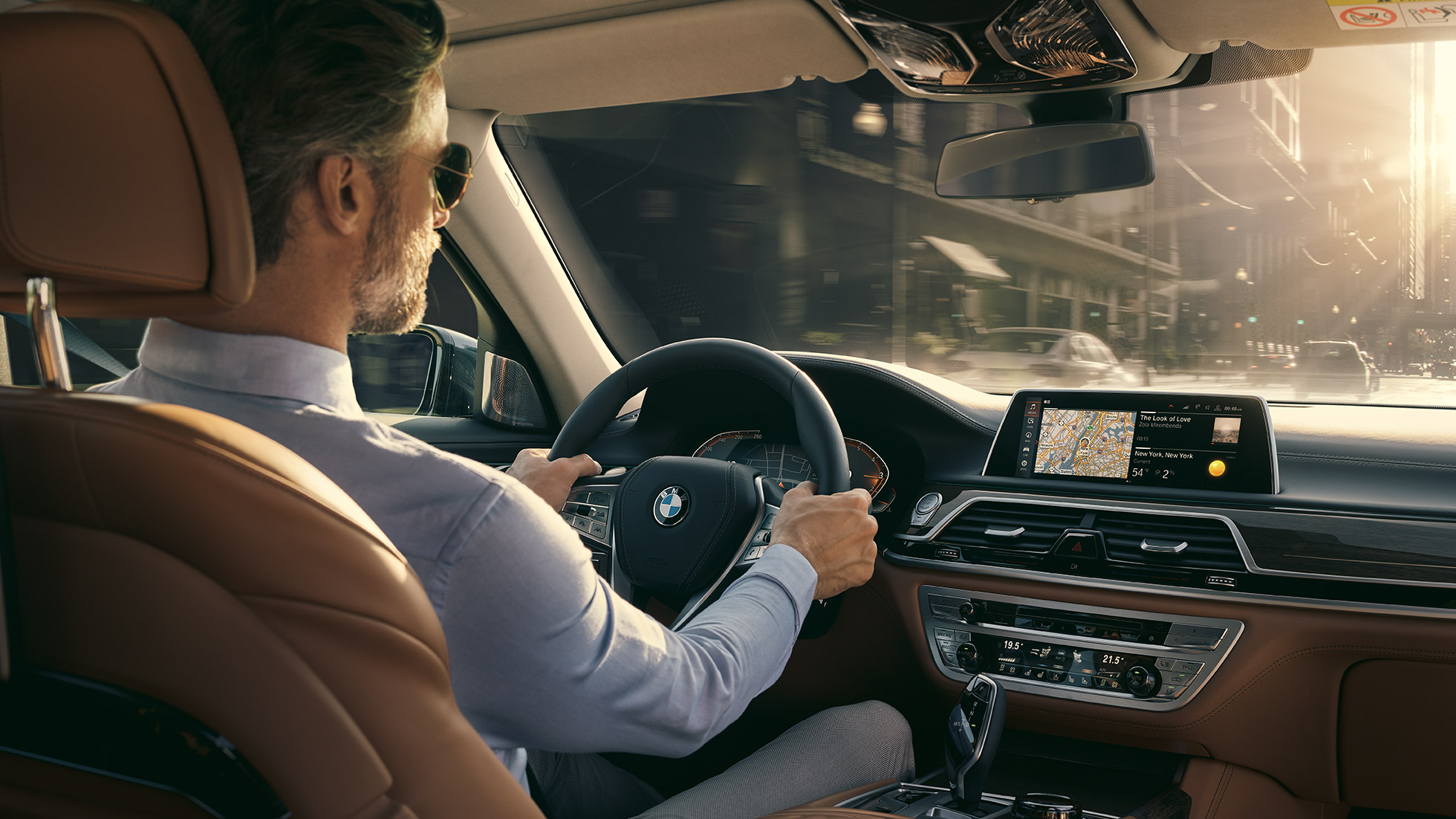 BMW 7 Serisi Sedan bağlantı özellikleri BMW 7 Serisi Sedan: BMW içinde erkek, bağlantı özelliklerini kullanırken