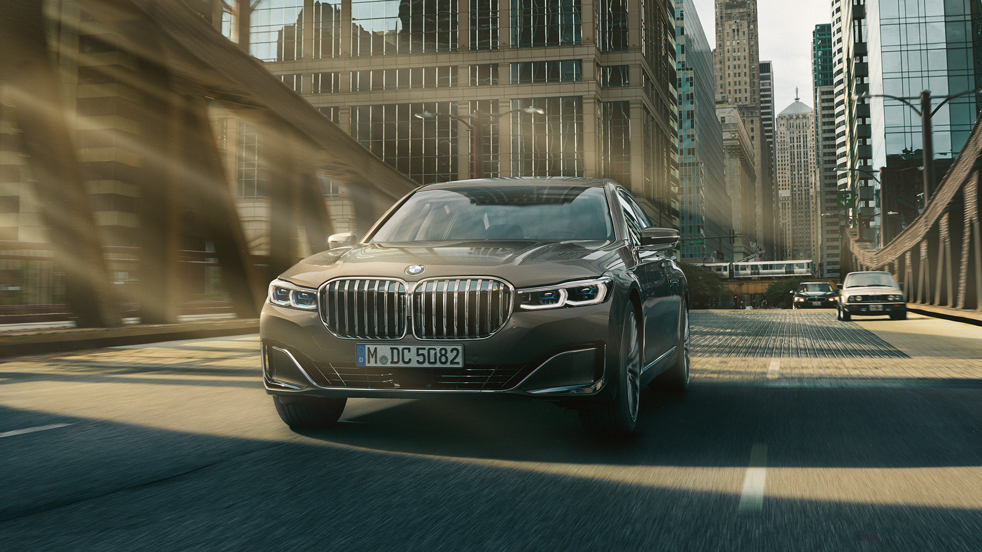 BMW 7 Serisi Sedan Sürüş Asistan Sistemleri Sürüş Asistan Sistemleri: BMW 7 Serisi Sedan şehir içinde seyir halinde