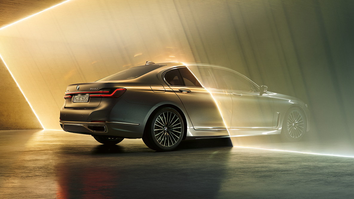 Metalik Gri/Bernina BMW 7 Serisi Sedan Işık huzmesi ile çevrelenmiş Metalik Gri/Bernina gövde renginde BMW 7 Serisi Sedan, arka görünüm