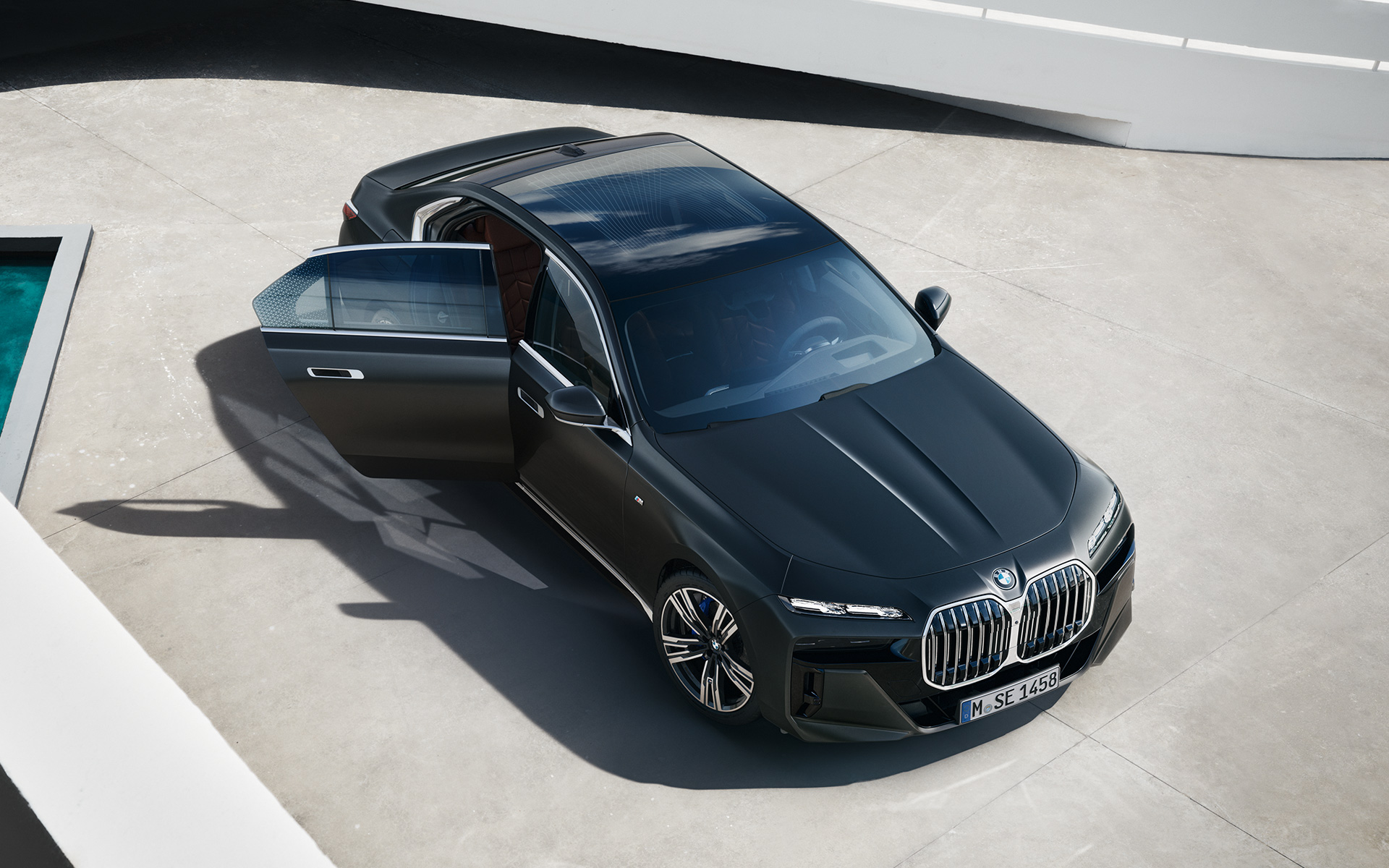 Üstten görünüm, BMW 7 Serisi Sedan G70 ICE 740i M Sport donanımı, Metalik Mat Koyu Gri BMW 7 Serisi Sedan G70 ICE 740i M Sport donanımı, Metalik Mat Koyu Gri, yolcu kapısı açık halde üstten görünüm