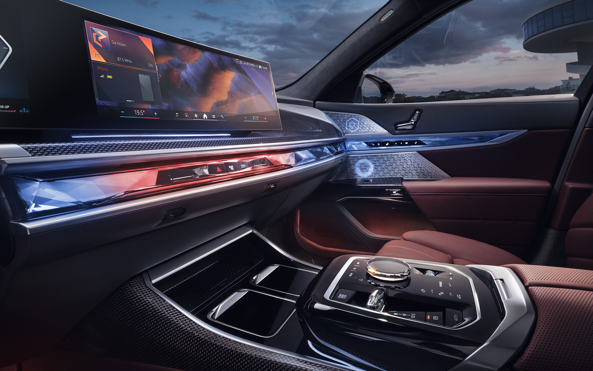 İç tasarımın önden görünümü, BMW 7 Serisi Sedan G70 ICE 740i M Sport donanımı BMW 7 Serisi Sedan G70 ICE 740i M Sport donanımı, iç tasarımın önden görünümü, CraftedClarity cam uygulaması ve Kavisli Ekran