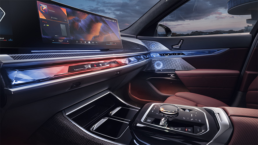 BMW 7 Serisi Sedan G70 ICE 740i M Sport donanımı, iç tasarımın önden görünümü, CraftedClarity cam uygulaması ve Kavisli Ekran