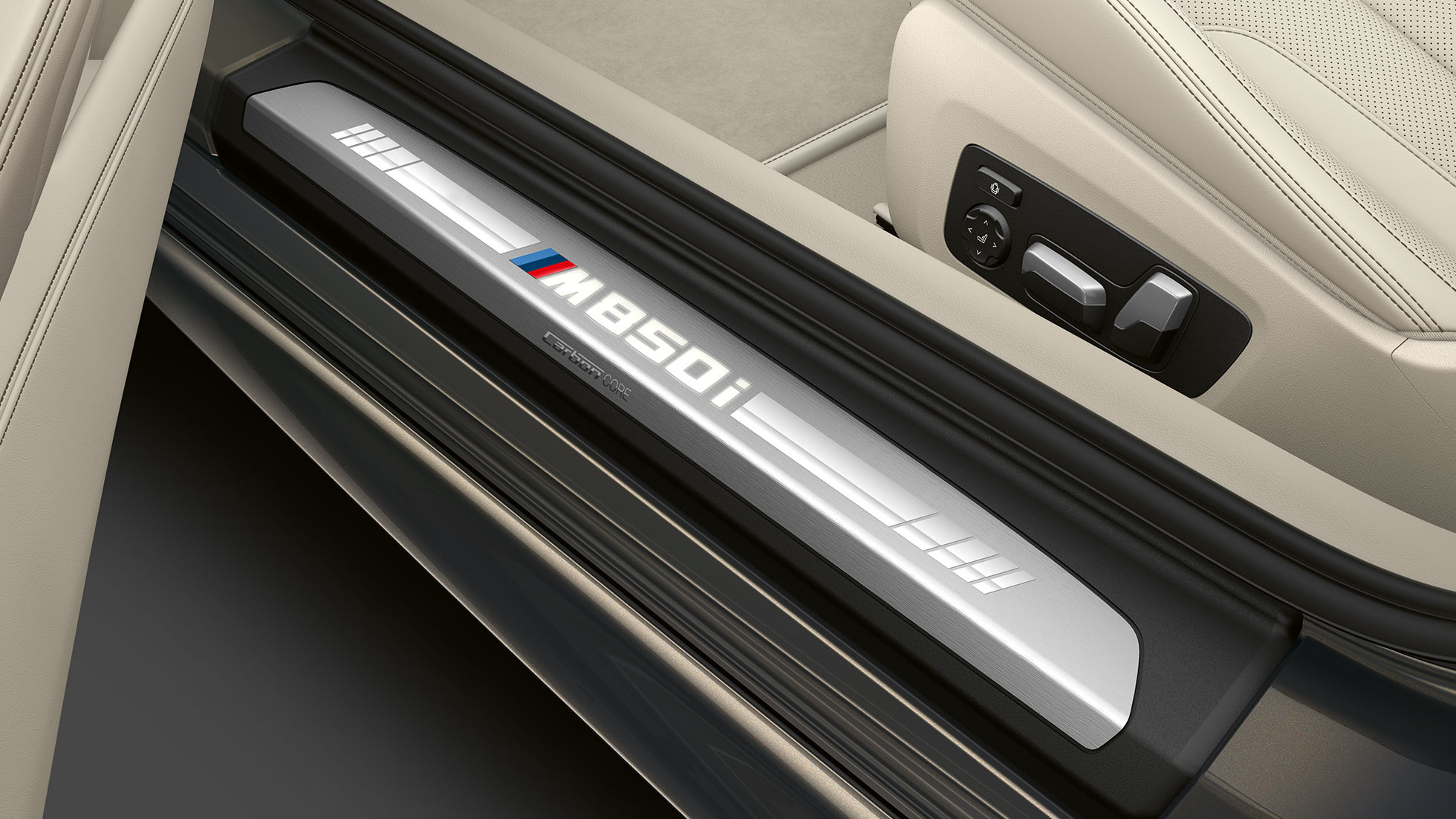BMW M850i xDrive, Metalik Gri/Dravit, kapı eşik kaplamaları. BMW M850i xDrive, Metalik Gri/Dravit, kapı eşik kaplamaları.
