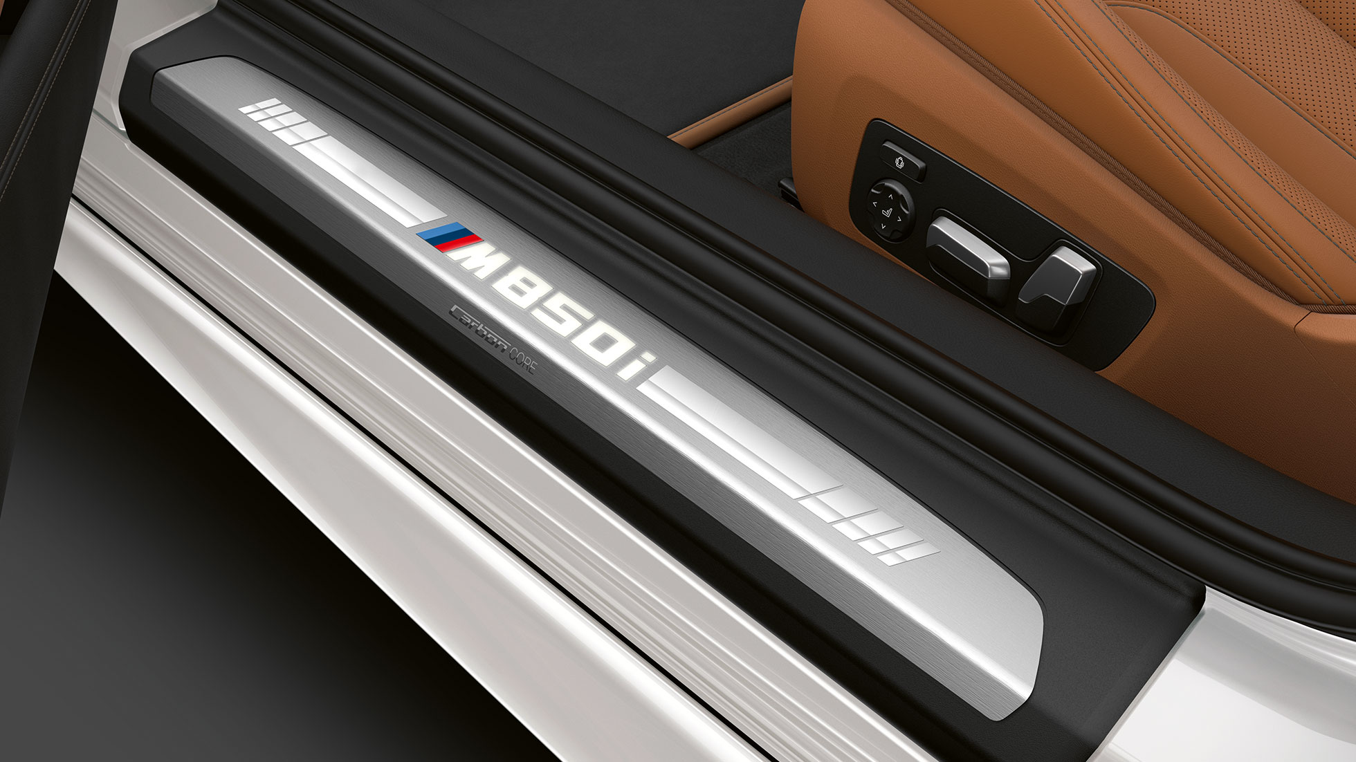 BMW M850i xDrive, Metalik Beyaz/Mineral, kapı eşik kaplamaları. BMW M850i xDrive, Metalik Beyaz/Mineral, kapı eşik kaplamaları.