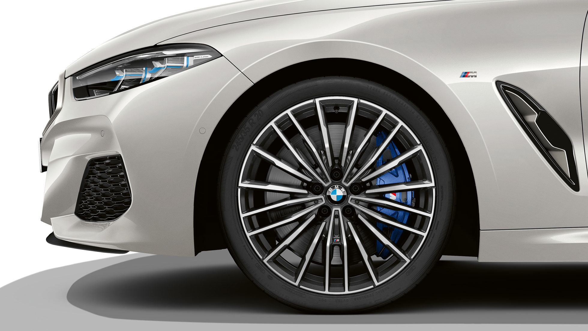 BMW M850i xDrive, Metalik Beyaz/Mineral, 20 inç, çok kollu, stil 729 M hafif alaşım jantlar. BMW M850i xDrive, Metalik Beyaz/Mineral, 20 inç, çok kollu, stil 729 M hafif alaşım jantlar.
