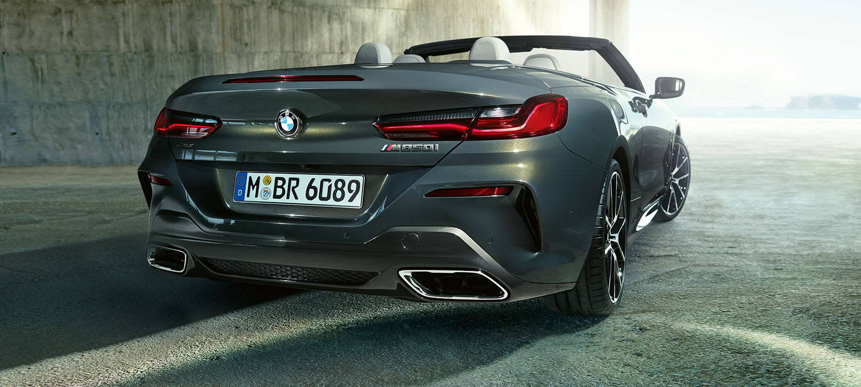 BMW M850i xDrive, Metalik Gri/Dravit, arka görünüm. BMW M850i xDrive, Metalik Gri/Dravit, arka görünüm.