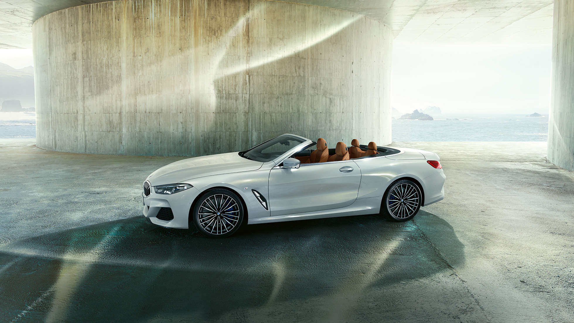 BMW M850i xDrive, Metalik Beyaz/Mineral, softtop açık halde yandan görünüm. BMW M850i xDrive, Metalik Beyaz/Mineral, softtop açık halde yandan görünüm.