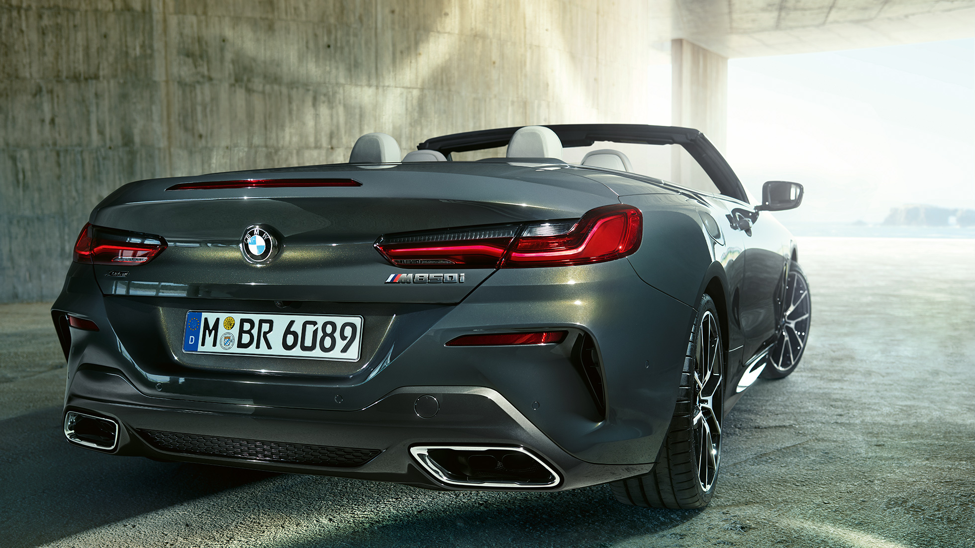 BMW M850i xDrive, Metalik Gri/Dravit, sağ arka tasarım. BMW M850i xDrive, Metalik Gri/Dravit, sağ arka tasarım.