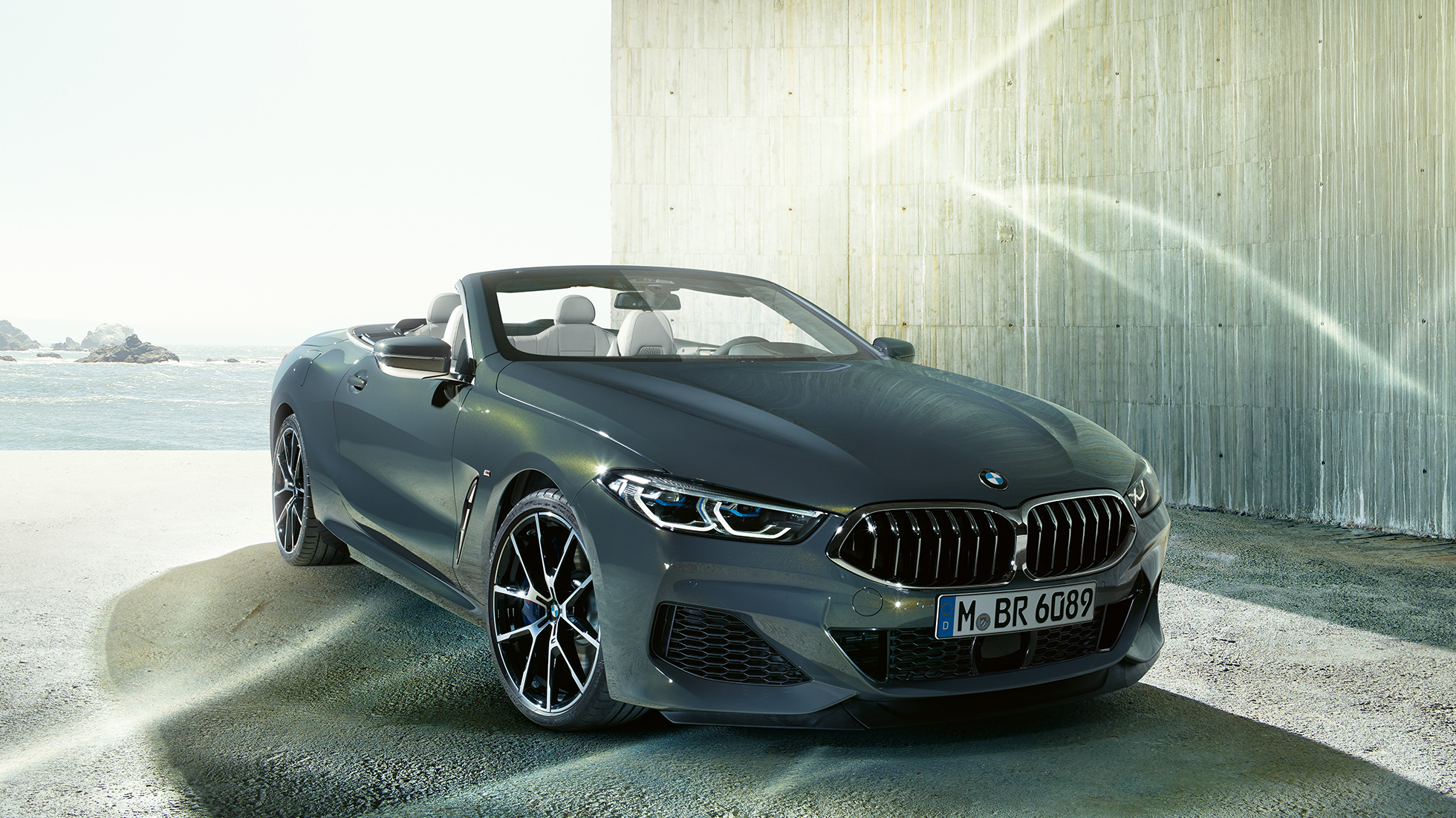 BMW M850i xDrive, Metalik Gri/Dravit, sol ön görünüm. BMW M850i xDrive, Metalik Gri/Dravit, sol ön görünüm.