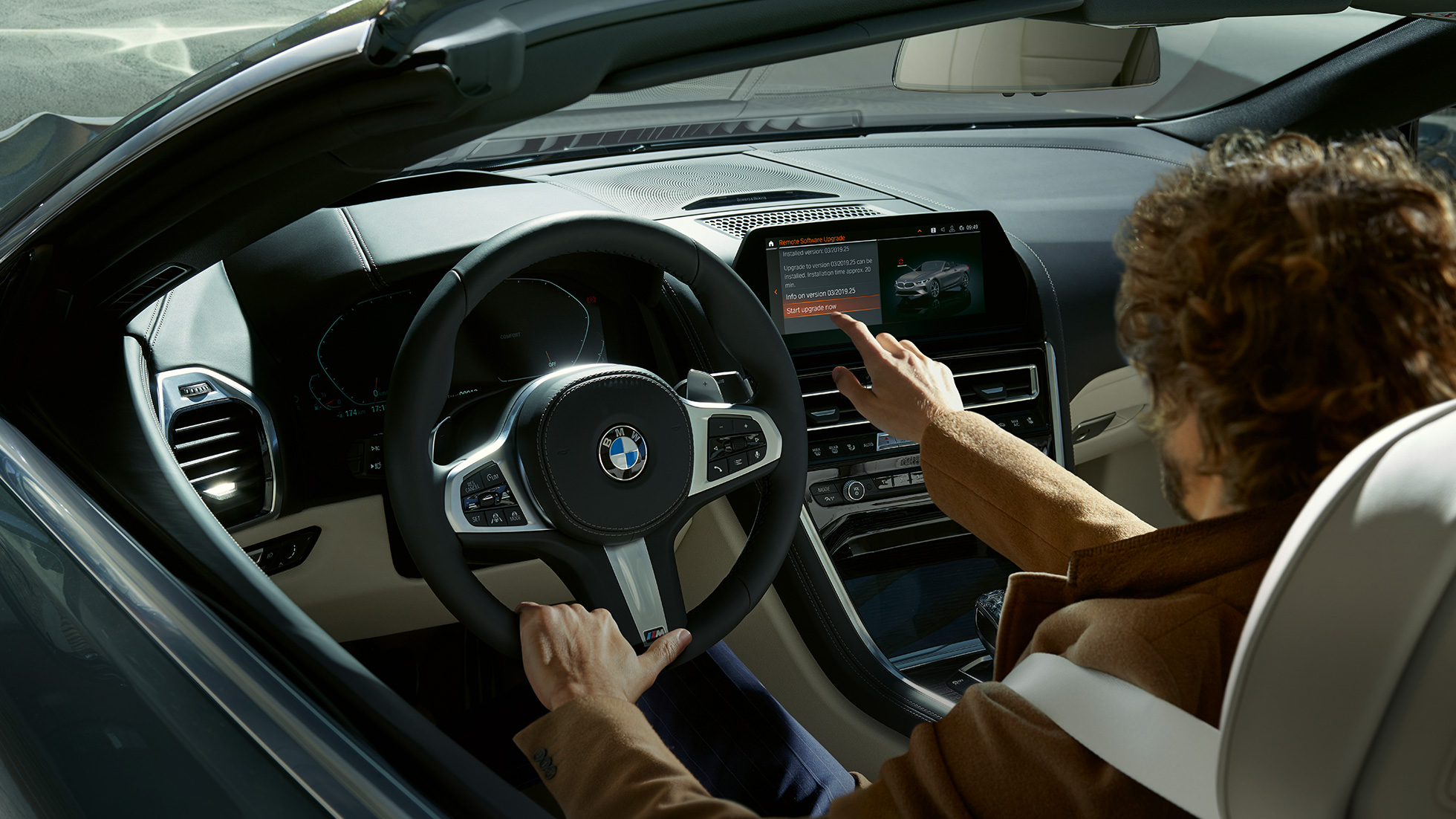 BMW M850i xDrive, sürücü BMW Live Cockpit Professional'ı dokunmatik kontrol aracılığıyla çalıştırıyor. BMW M850i xDrive, sürücü BMW Live Cockpit Professional'ı dokunmatik kontrol aracılığıyla çalıştırıyor.