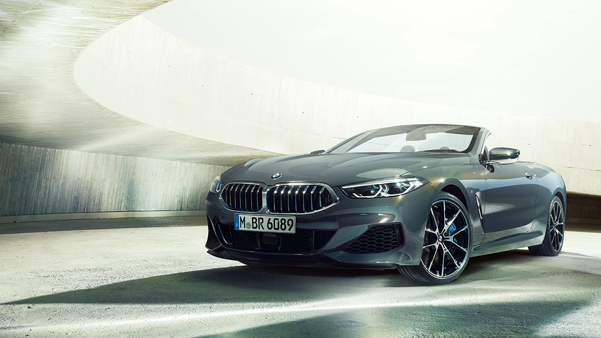 BMW M850i xDrive, Metalik Gri/Dravit, sağ ön görünüm. BMW M850i xDrive, Metalik Gri/Dravit, sağ ön görünüm.