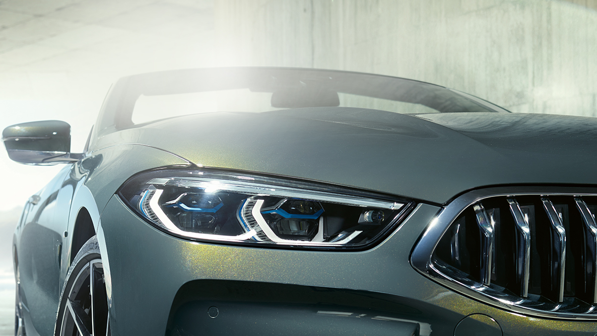 BMW M850i xDrive, Metalik Gri/Dravit, solda BMW Laserlight ile önden görünüm. BMW M850i xDrive, Metalik Gri/Dravit, solda BMW Laserlight ile önden görünüm.