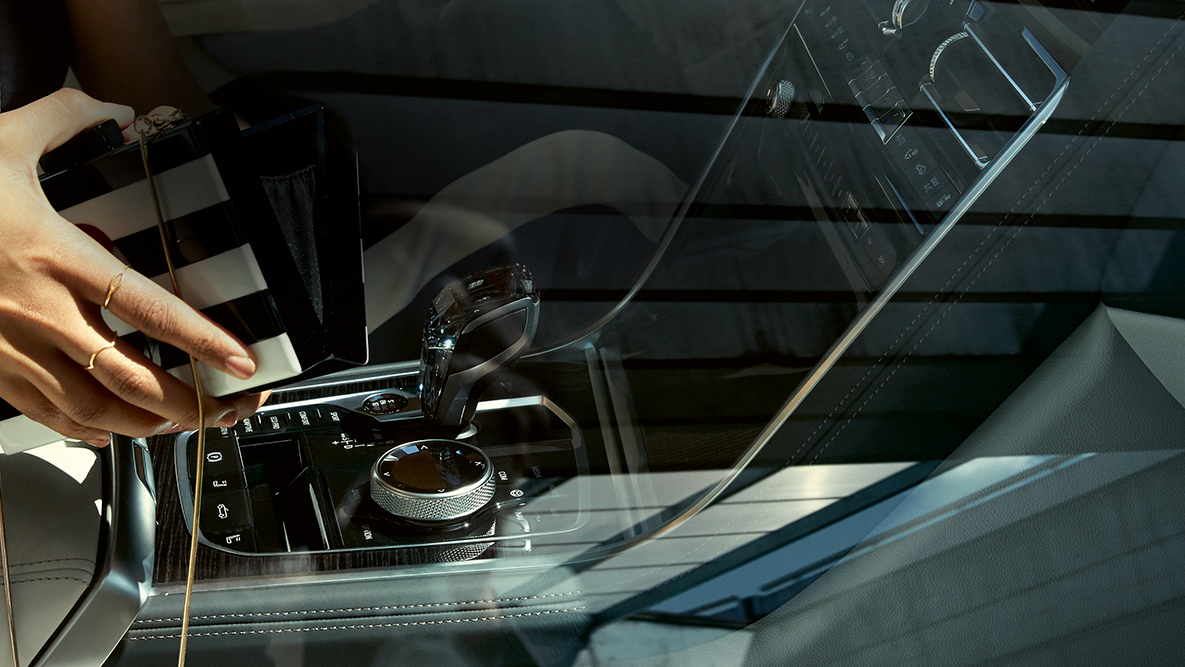 BMW M850i xDrive iç tasarımı, ‘CraftedClarity’ cam uygulaması, açık el çantası ile kadın. BMW M850i xDrive iç tasarımı, ‘CraftedClarity’ cam uygulaması, açık el çantası ile kadın.