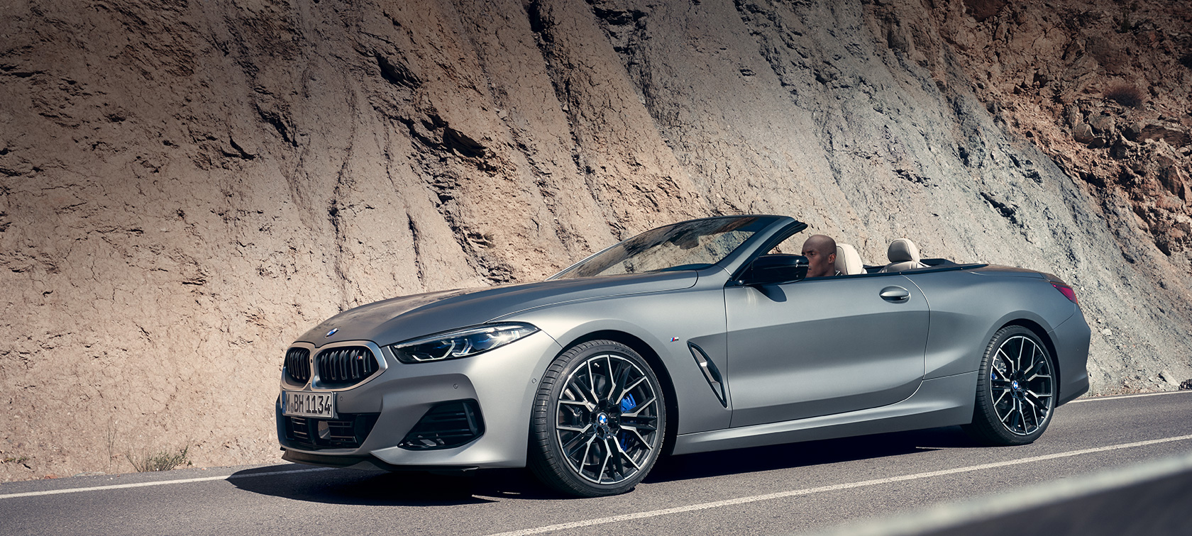 BMW 8 Serisi Cabrio G14 LCI, BMW Individual Metalik Mat Gri/Pure Grey, bina önünde ön çaprazdan görünüm