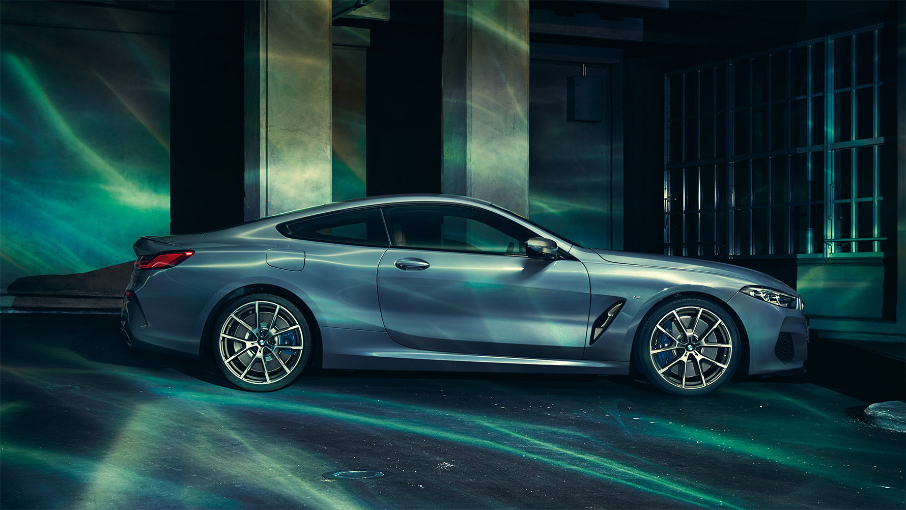 Yeni BMW 8 Serisi Coupé, yandan görünüm Şehir içinde Yeni BMW 8 Serisi Coupé'nin yandan çekilmiş görüntüsü.