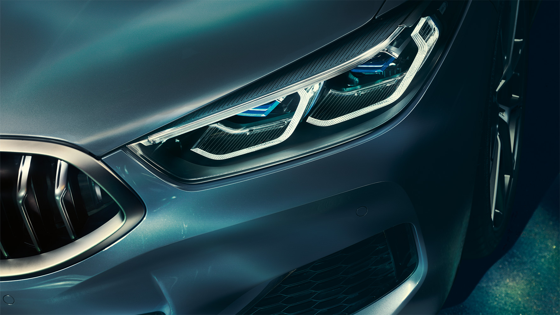 Yeni BMW 8 Serisi, lazer ışığı Yeni BMW 8 Serisi Coupé'nin önündeki lazer ışığının yakın plandan çekilmiş görüntüsü.