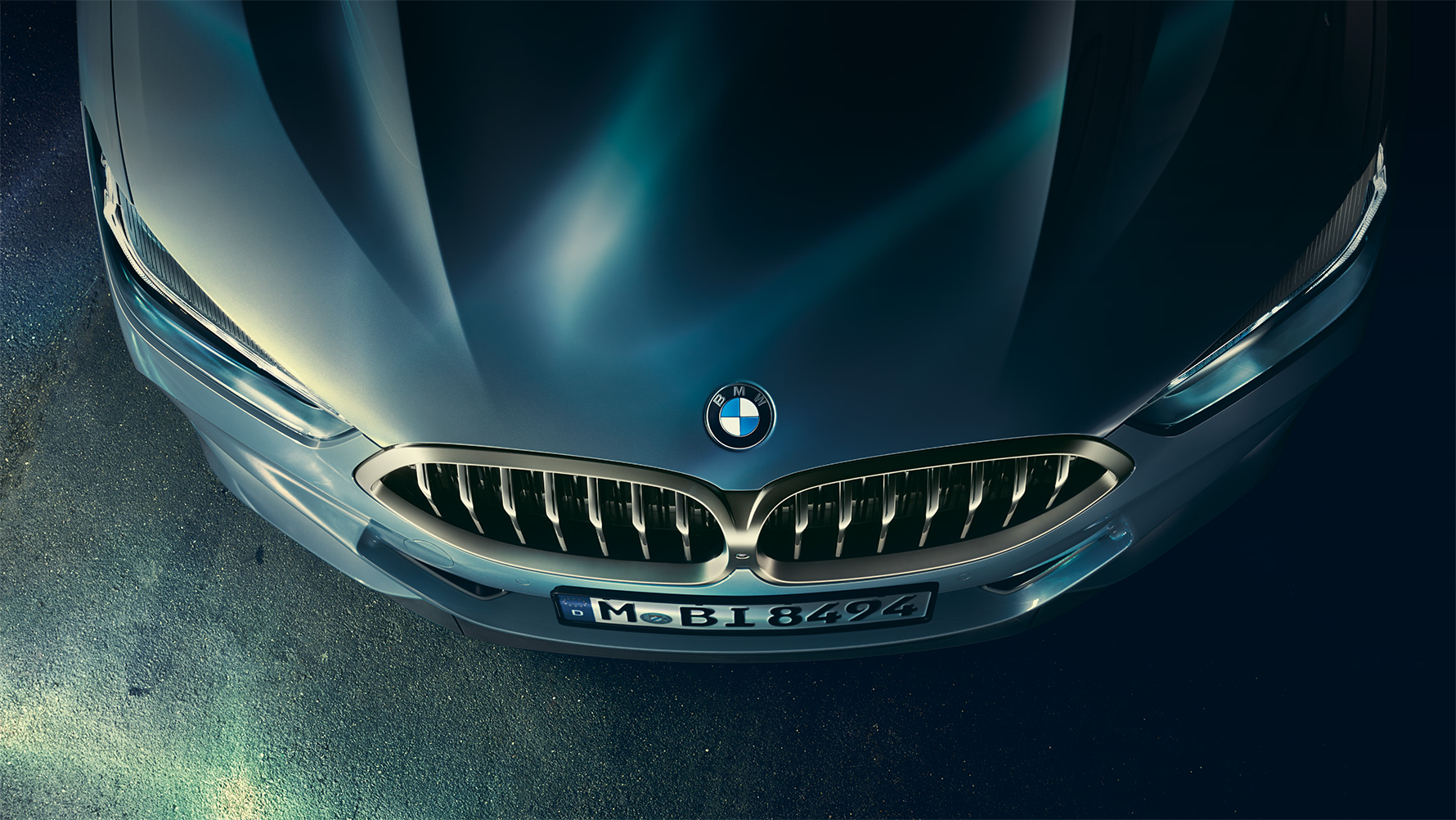 Yeni BMW 8 Serisi Coupé, motor bölümü kapağı Yeni BMW 8 Serisi Coupé'nin motor bölümü kapağının kuş bakışı olarak yakın plandan çekilmiş görüntüsü.